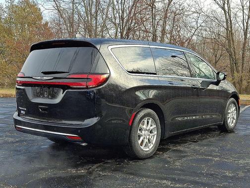 Diamond Black 2026 Chrysler Pacifica Select