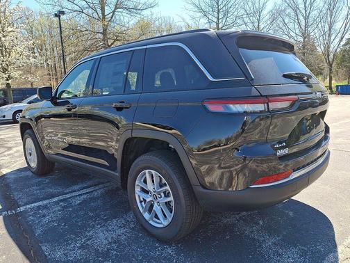 Diamond Black 2026 Jeep Grand Cherokee Laredo