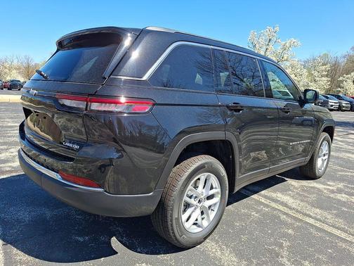 Diamond Black 2026 Jeep Grand Cherokee Laredo
