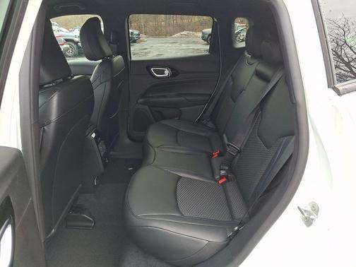 Bright White Clearcoat 2026 Jeep Compass Latitude