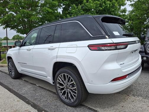 Bright White Clearcoat 2026 Jeep Grand Cherokee Summit