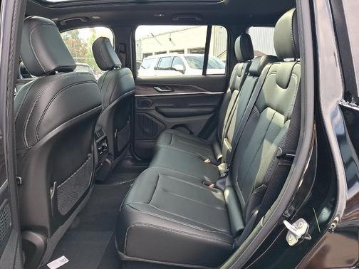 Gloss Black 2027 Jeep Grand Cherokee Limited
