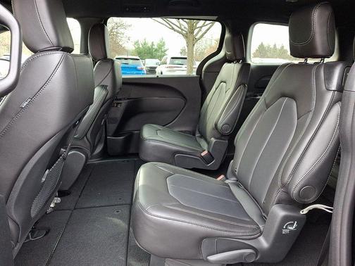 Diamond Black 2026 Chrysler Pacifica Select