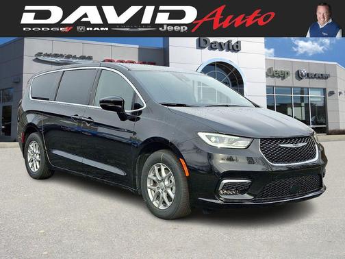 Diamond Black 2026 Chrysler Pacifica Select