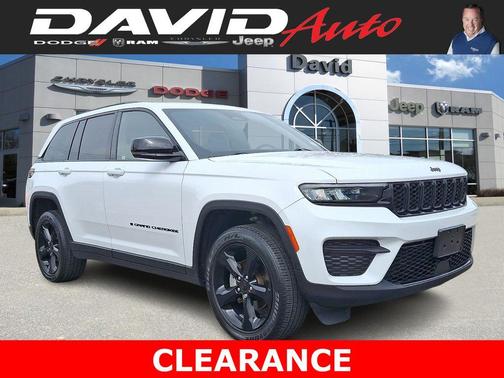 Bright White Clearcoat 2023 Jeep Grand Cherokee Altitude