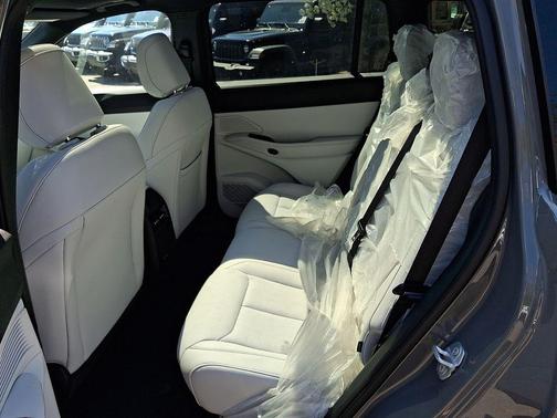 Sting Gray Clearcoat 2026 Jeep Cherokee LAREDO/LIMITED