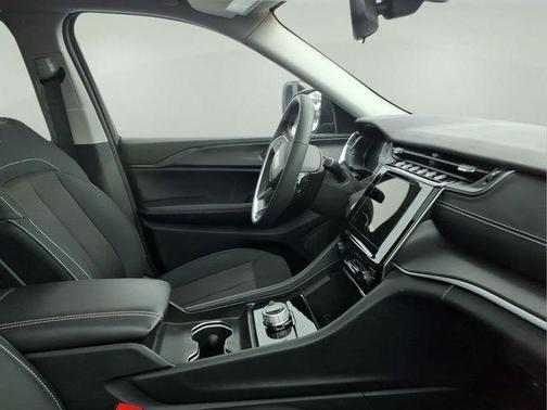 Metallic 2024 Jeep Grand Cherokee Laredo