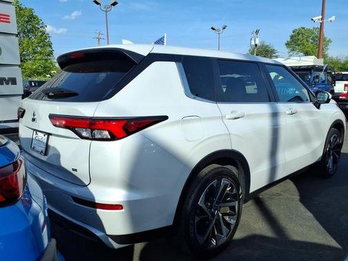 Black 2024 Mitsubishi Outlander SE