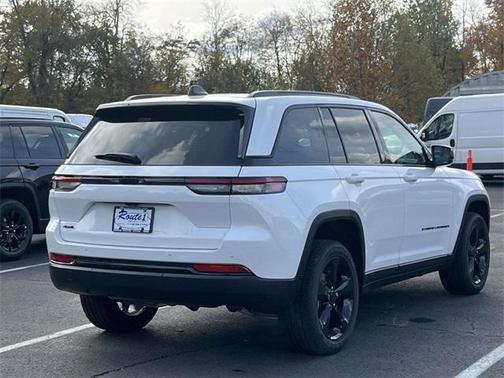 2025 Jeep Grand Cherokee Laredo