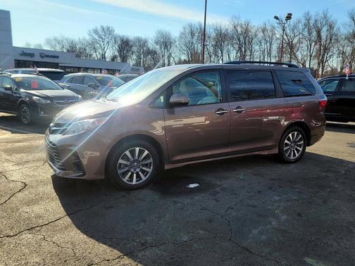 2020 Toyota Sienna LE