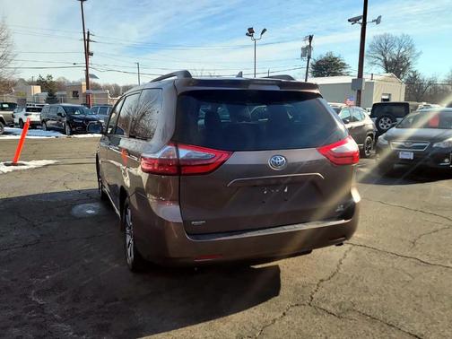 2020 Toyota Sienna LE