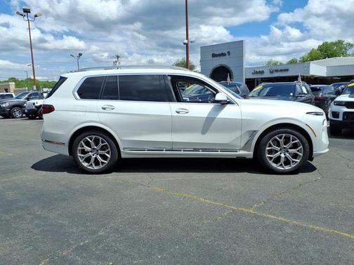 White Metallic 2025 BMW X7 xDrive40i