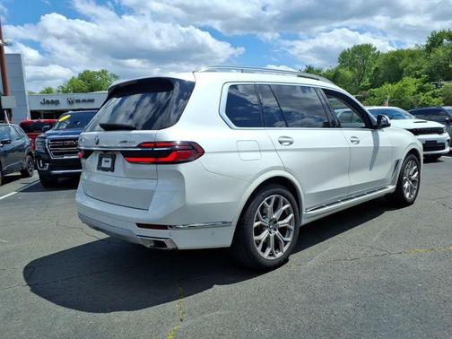 White Metallic 2025 BMW X7 xDrive40i