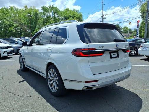 White Metallic 2025 BMW X7 xDrive40i