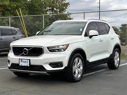 2022 Volvo XC40 T5 Momentum