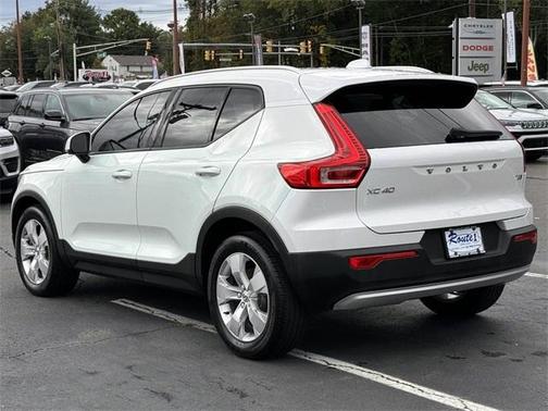 2022 Volvo XC40 T5 Momentum