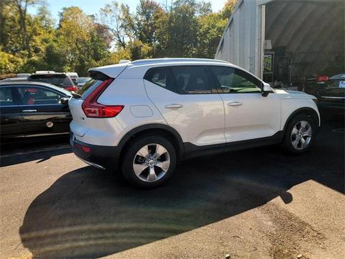 2022 Volvo XC40 T5 Momentum