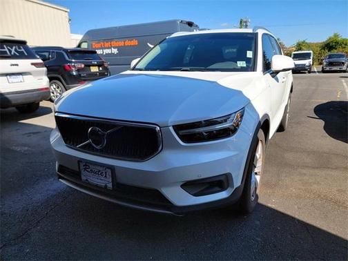 2022 Volvo XC40 T5 Momentum