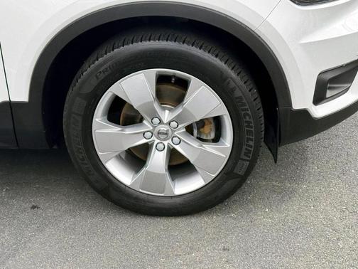 2022 Volvo XC40 T5 Momentum