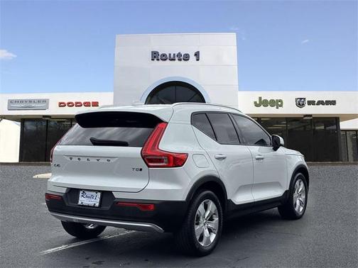 2022 Volvo XC40 T5 Momentum