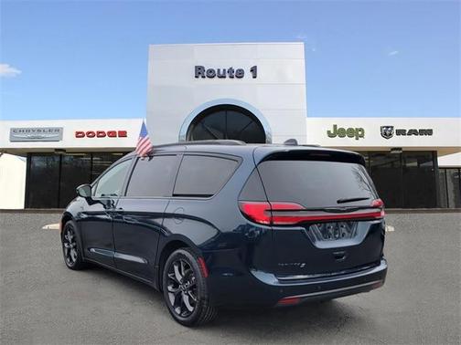 2023 Chrysler Pacifica Touring-L