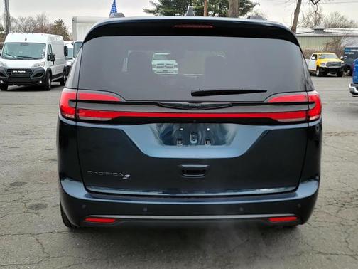 2023 Chrysler Pacifica Touring-L