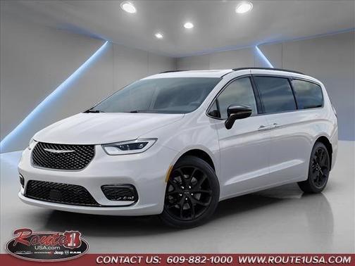 Bright White Clearcoat 2026 Chrysler Pacifica Select