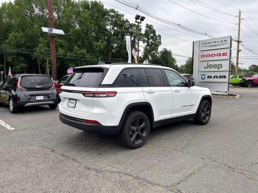 2025 Jeep Grand Cherokee Laredo