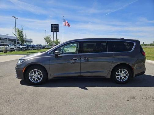 Granite Crystal Metallic Clearcoat 2023 Chrysler Pacifica Touring L