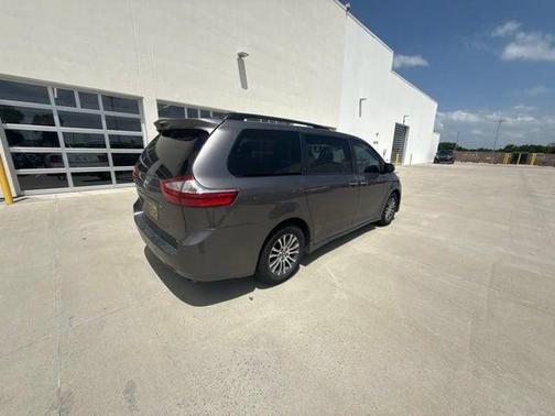 Predawn Gray Mica 2018 Toyota Sienna XLE