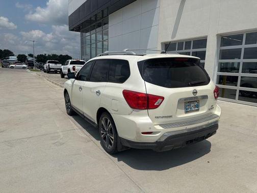 2017 Nissan Pathfinder Platinum