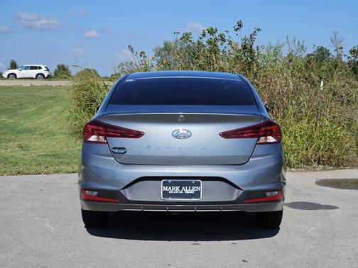 2019 Hyundai ELANTRA SE