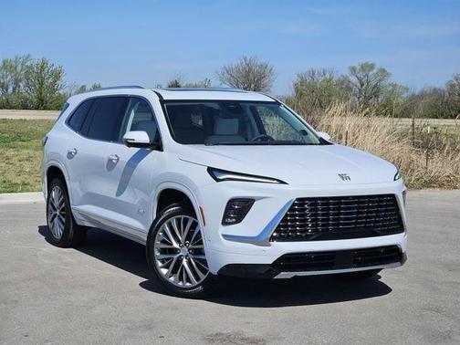 iridescent white tricoat 2026 Buick Enclave Avenir FWD