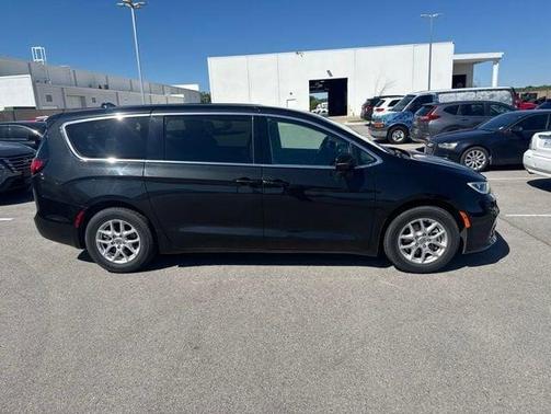 Brilliant Black Crystal Pearlcoat 2023 Chrysler Pacifica Touring L