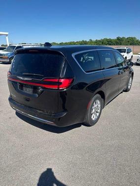 Brilliant Black Crystal Pearlcoat 2023 Chrysler Pacifica Touring L