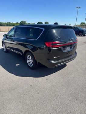Brilliant Black Crystal Pearlcoat 2023 Chrysler Pacifica Touring L