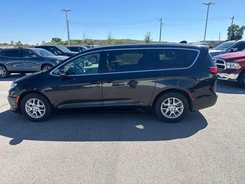 Brilliant Black Crystal Pearlcoat 2023 Chrysler Pacifica Touring L
