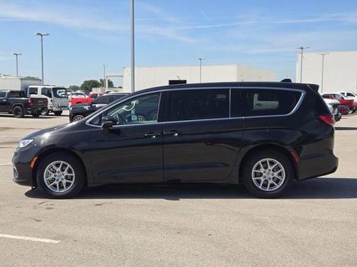 Brilliant Black Crystal Pearlcoat 2023 Chrysler Pacifica Touring L
