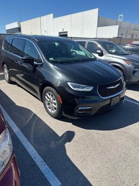 Brilliant Black Crystal Pearlcoat 2023 Chrysler Pacifica Touring L