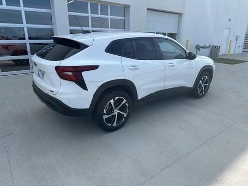 Summit White 2024 Chevrolet Trax FWD 1RS
