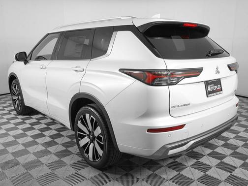 White Diamond 2026 Mitsubishi Outlander SEL