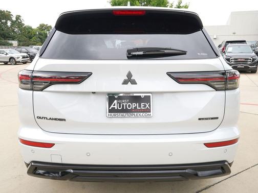 White Diamond 2026 Mitsubishi Outlander LE S-AWC