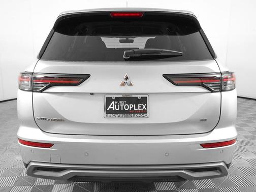 Alloy Silver Metallic 2026 Mitsubishi Outlander SE