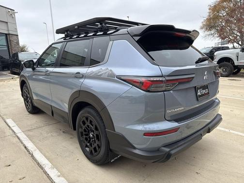 Labrador Black Pearl 2026 Mitsubishi Outlander Trail Edition S-AWC