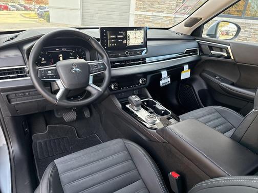 Moonstone Gray Metallic 2026 Mitsubishi Outlander SE