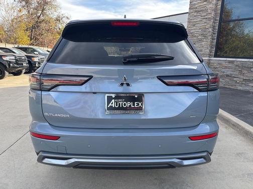 Moonstone Gray Metallic 2026 Mitsubishi Outlander SE