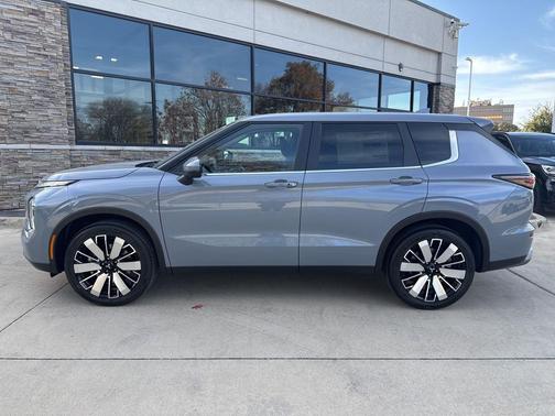 Moonstone Gray Metallic 2026 Mitsubishi Outlander SE