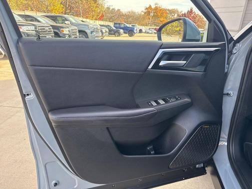 Moonstone Gray Metallic 2026 Mitsubishi Outlander SE