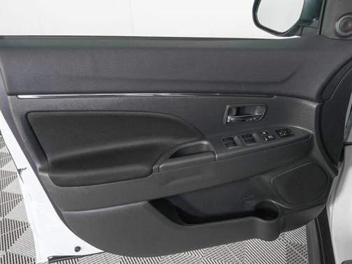 White Diamond 2026 Mitsubishi Outlander Sport 2.0 LE