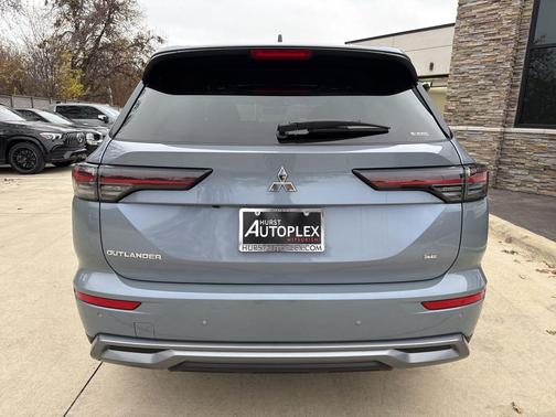 Moonstone Gray Metallic 2026 Mitsubishi Outlander SE S-AWC